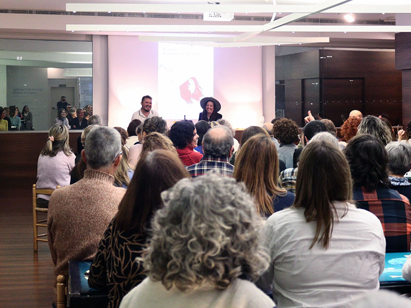 La primera sessió de les 'Degustacions literàries' va tenir de convidada a l'escriptora Regina Rodríguez. (Foto: Ajuntament de Palamós).