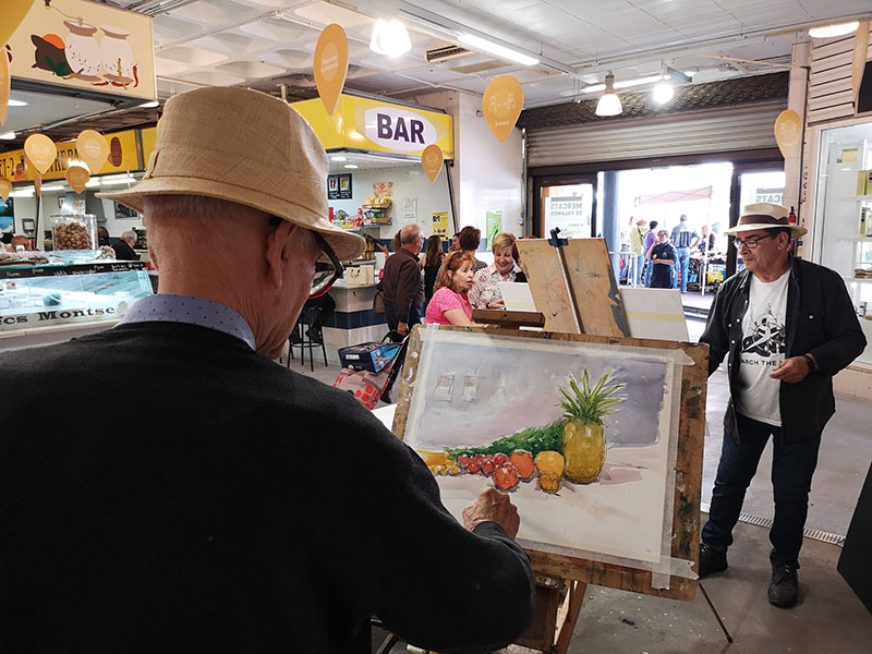 Els pintors Pere Coll i Martí Colls, durant el Dia Internacional de l'Art, l'any passat. (Foto: Ajuntament de Palamós).