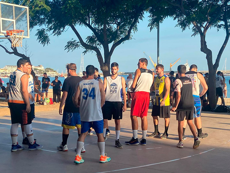 Imatge d'arxiu del torneig 3x3 del Club Esportiu Palamós a la pista de bàsquet del passeig del Mar. (Foto: Club Esportiu Palamós).
