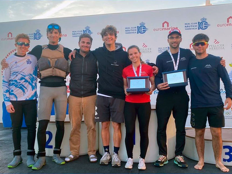 Ramon Figueras i Emma Collins, amb el trofeu que els acredita com a campions de la Copa Espanya de la classe Europa. (Foto: Club de Vela Palamós).