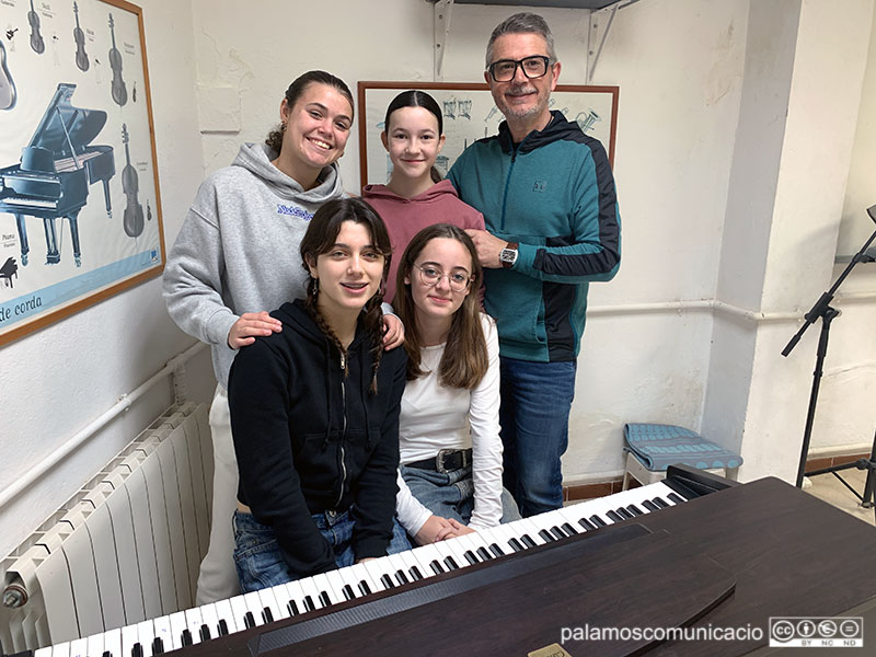 El director de l'Espai de Música de l'Escola Vedruna, Norbert Torrecillas, acompanyat per quatre alumnes, aquest passat dilluns.