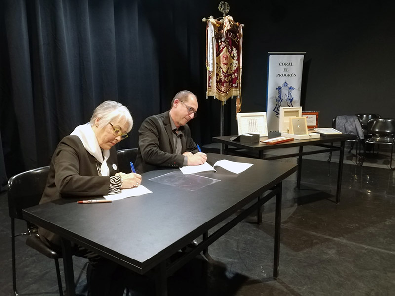 L'alcalde de Palamós, Lluís Puig, i la presidenta de la Coral El Progrés, Maria Roviralta, firmant el conveni, aquest passat divendres.