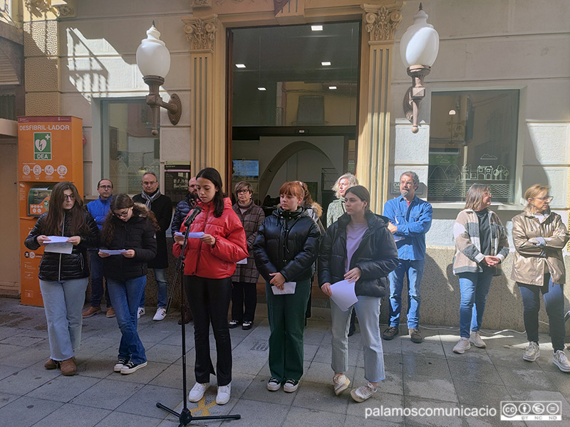 Alumnes de l'Escola Vedruna durant la lectura del manifest, avui davant l'Ajuntament de Palamós.