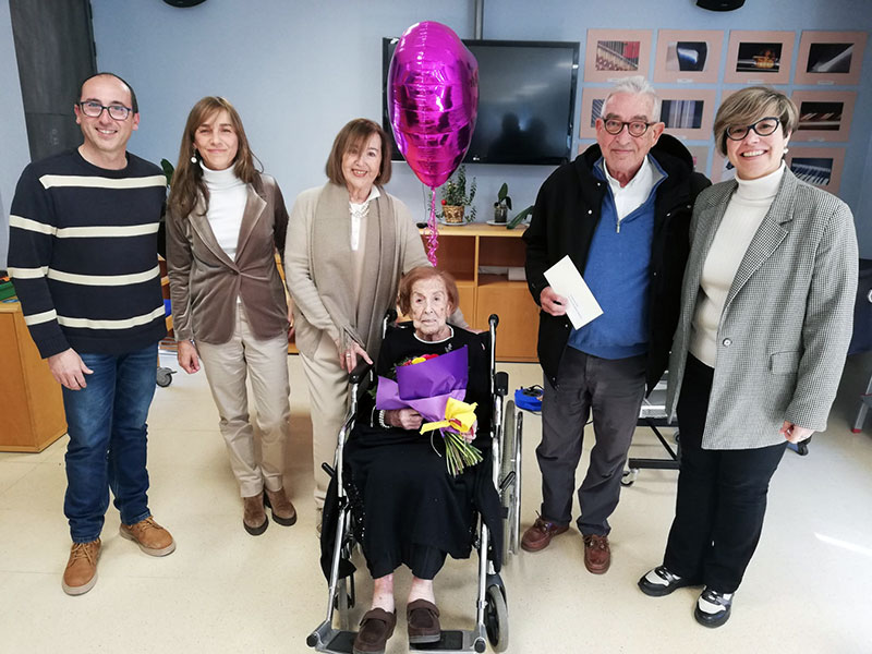 L’alcalde, Lluís Puig, i la regidora de Gent Gran, Yolanda Aguilar han felicitat a la María José pels seus 104 anys. (Foto: Ajuntament de Palamós).