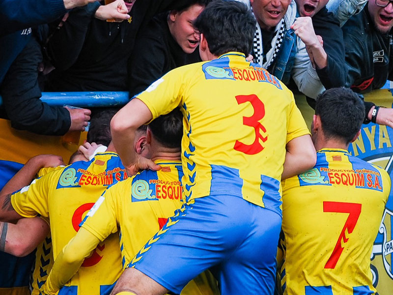 Els jugadors del Palamós celebren un gol en un partit d'aquesta temporada. (Foto: Palamós CF - Laura Heras).