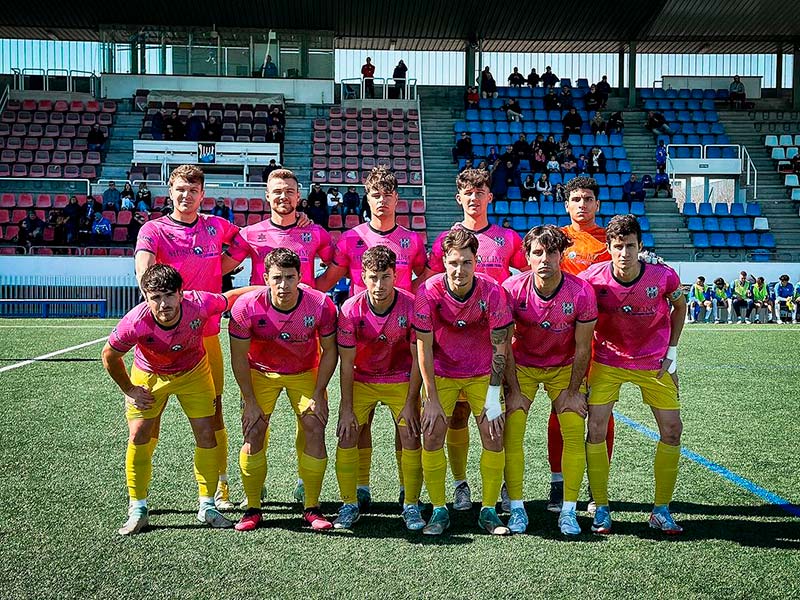 L'onze inicial del Palamós en el partit disputat al camp del Figueres. (Foto: Palamós CF - Laura Heras).
