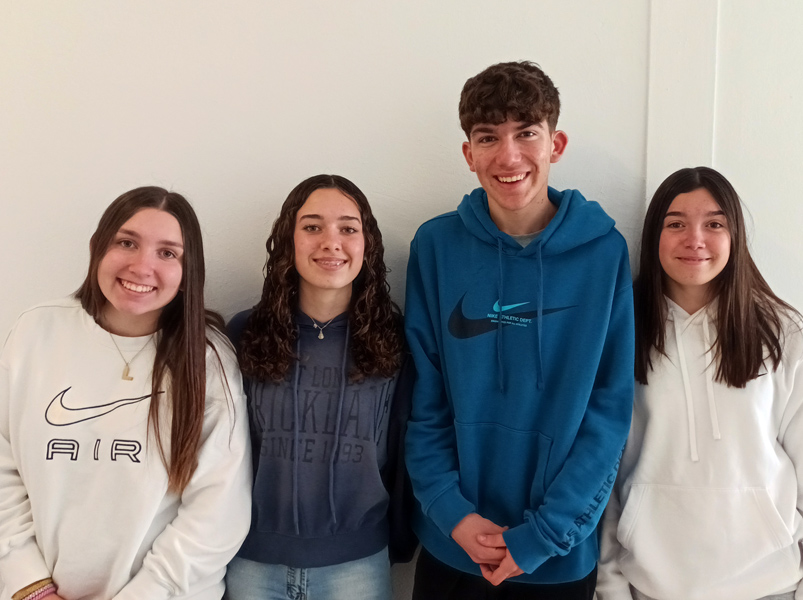 Alumnes de 3r d'ESO de l'institut escola i integrants de la comissió de comunicació del projecte 'El renaixament de la desídia'.