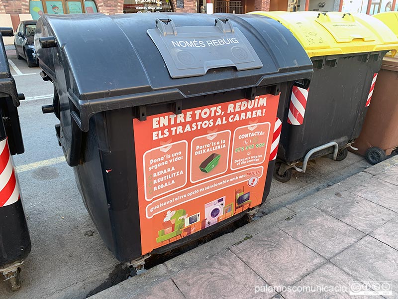 Contenidors de residus al carrer d'Enric Vincke, ahir a la tarda.