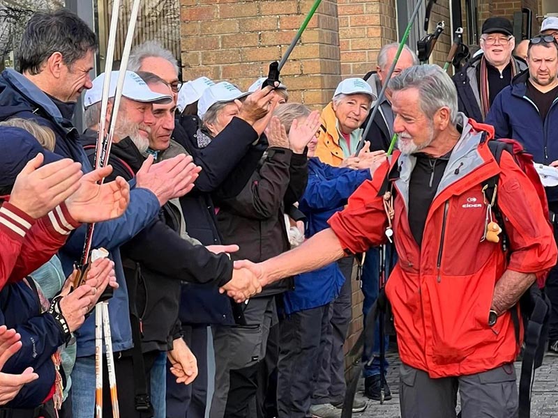 Jean-Marie Van Butsele arriba avui a Palamós després de caminar 1.200 quilòmetres des de Bèlgica. (Foto: Ajuntament de Palamós).