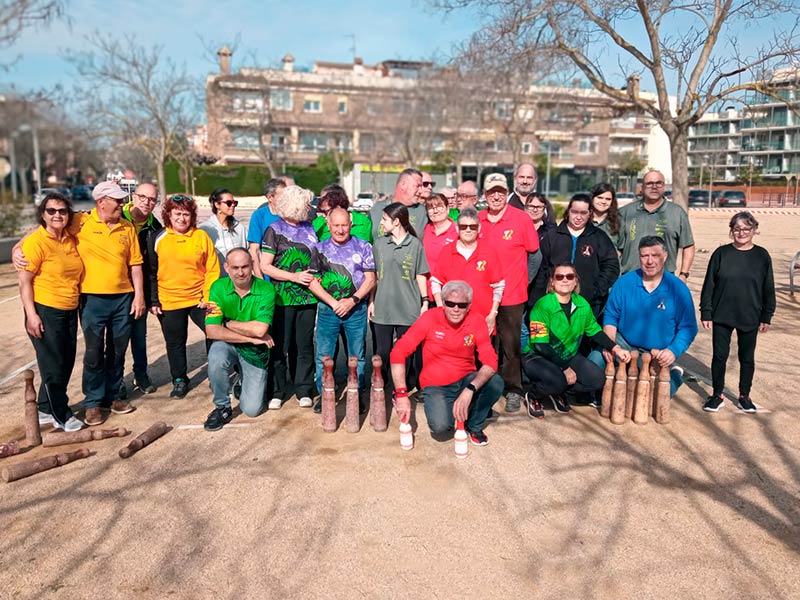 Les pistes del Club Bitlles Catalanes Palamós va ser la seu de les 14 parelles participants de les comarques gironines.
