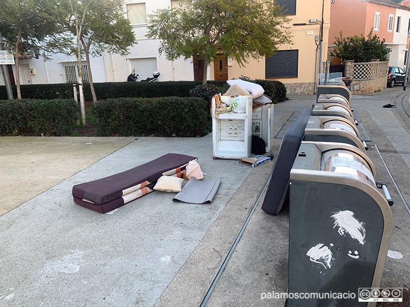 Trastos en una zona de contenidors a la Plaça de Pere el Gran, la passada setmana.