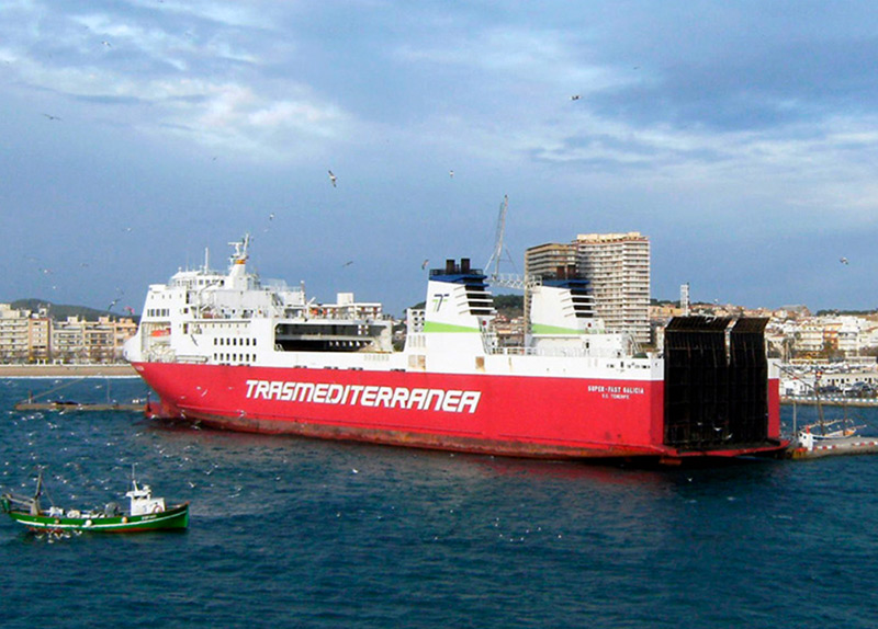 El 'Super-Fast Galícia' de la companyia Trasmediterranea, amarrat al port de Palamós el desembre del 2008. (Foto: shipphotos.es).