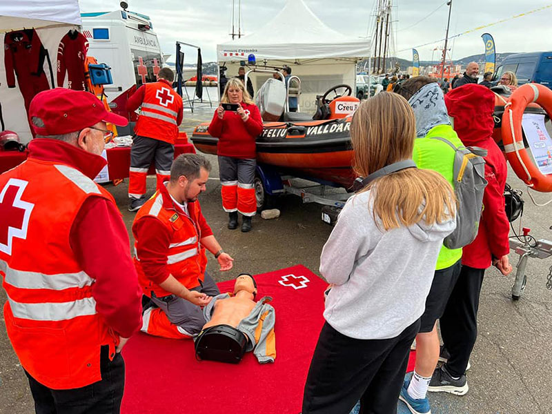 Imatge d'arxiu d'una demostració de primers auxilis per part de professionals de Creu Roja. (Foto: Creu Roja Palamós).