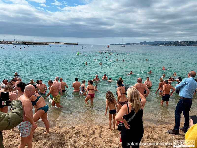 Palamós va donar ahir el tret de sortida de la Setmana Santa amb el Primer Bany de l'Any.