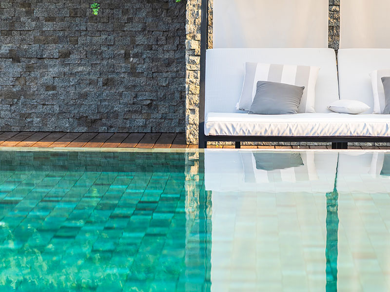Els establiments hotelers només poden reomplir les seves piscines amb aigua procedent de dessalinitzadores privades. (Foto: freepik.es).