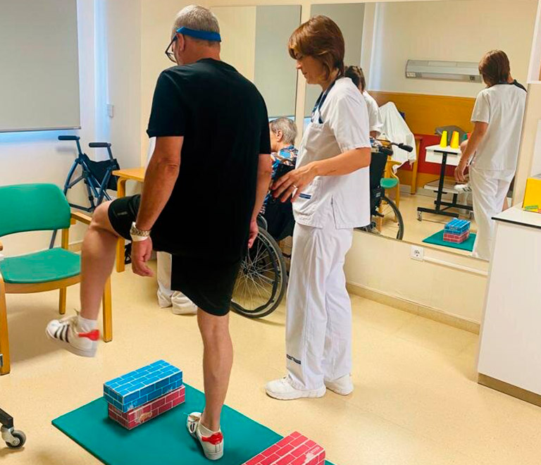 Un pacient del Palamós Gent Gran fent rehabilitació intensiva després de patir un ictus. (Foto: SSIBE).
