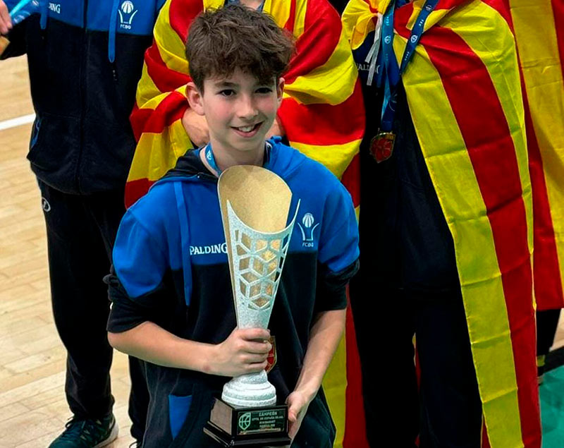 El jugador del Club Esportiu Palamós, Àlex Àlvarez, guanyador del Campinonat d'Espanya de minibàsquet amb Catalunya. (Foto: CE Palamós).