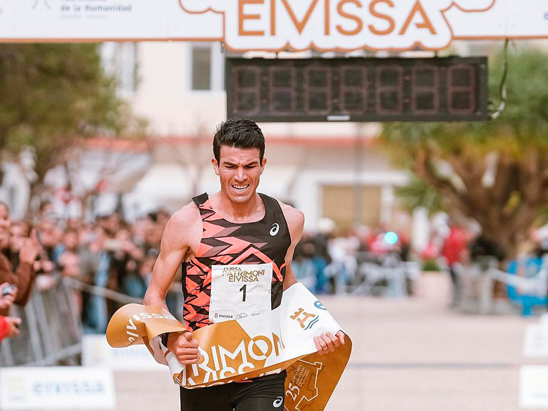 L'atleta palamosí Adel Mechaal, en el moment de creuar la meta en els 10 quilòmetres d'Eivissa. (Foto: instagram.com/adel.mechaal).