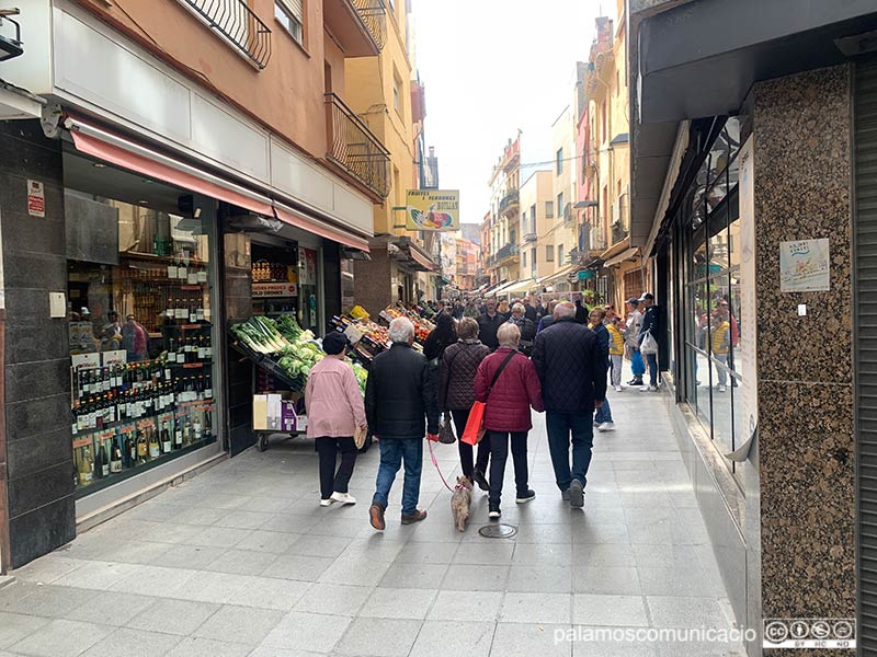 Gent passejant pel carrer Major, diumenge al migdia.