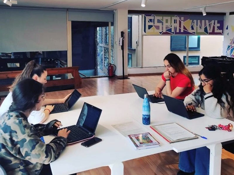 Tallers de suport a estudiants que preparen el seu treball de recerca. (Foto: Ajuntament de Palamós).