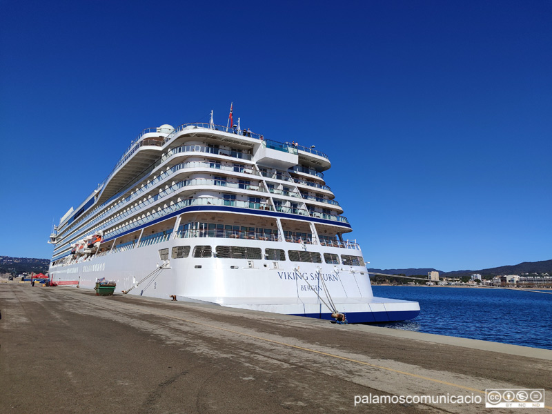 El Viking Saturn, ahir en la seva primera visita al port de Palamós.