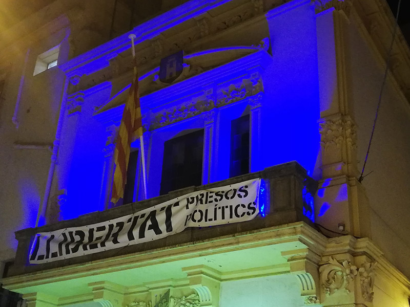 La façana de l’Ajuntament il·luminada de color blau amb motiu del Dia Mundial de Conscienciació de l'Autisme. (Foto: Ajuntament de Palamós).