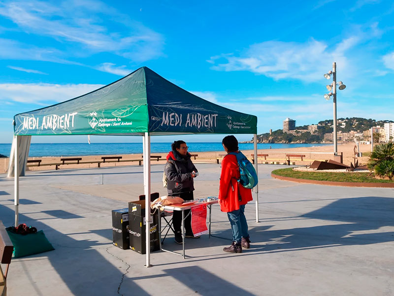 Carpa informativa situada ahir al passeig de Sant Antoni per repartir airejadors d'aigua. (Foto: Ajuntament de Calonge i Sant Antoni).