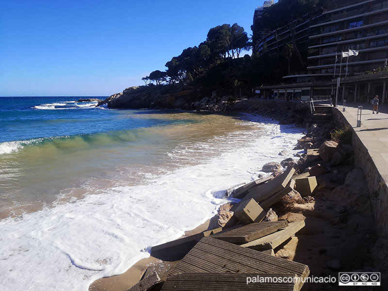 La sorra ha desaparegut de la platja de Torre Valentina com a conseqüència del temporal d'aquests dies passats.