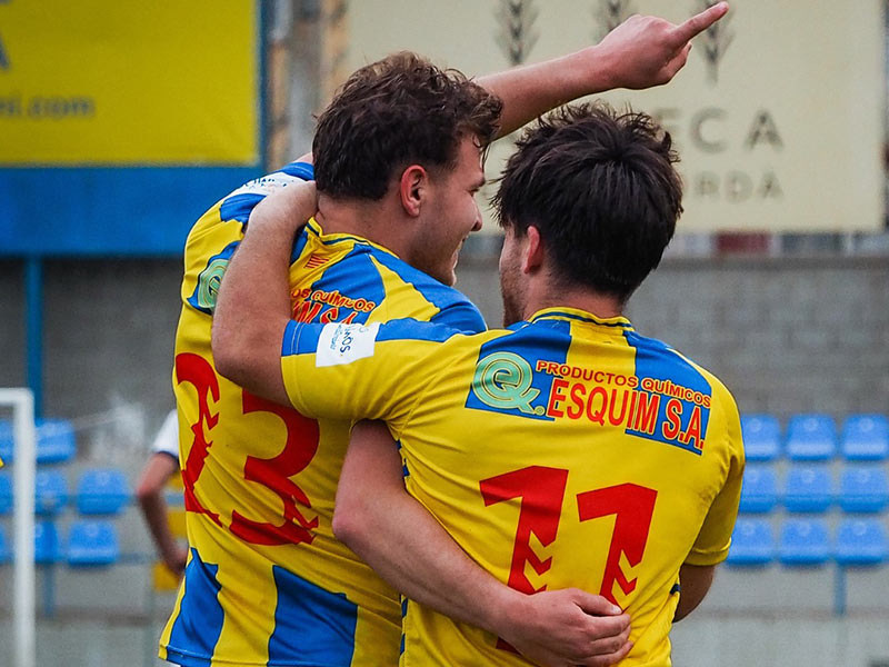Kevin celebra el primer gol amb la samarreta del Palamós al costat de Xevi Germán. (Foto: Palamós CF - Laura Heras).