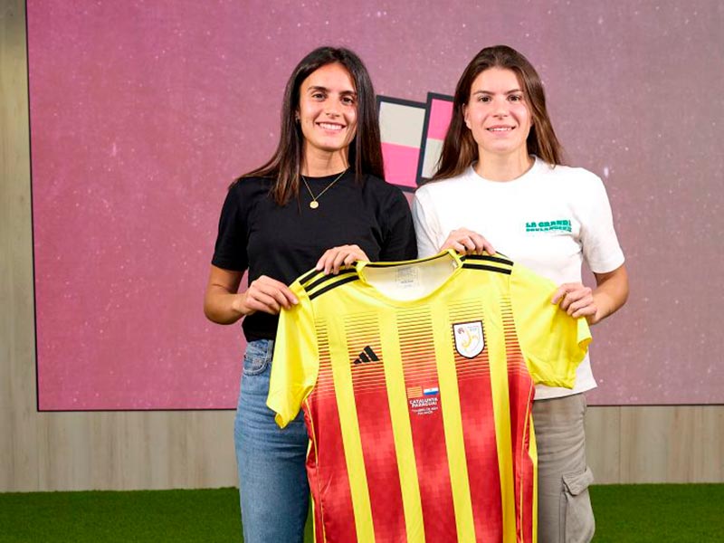 Les futbolistes Gemma Font i Laura Martínez, durant la presentació del partit de la selecció catalana. (Foto: Federació Catalana de Futbol).