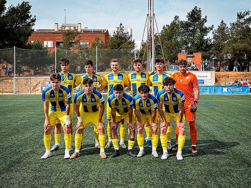 L'onze inicial del Palamós en el partit disputat al camp del Sabadell B. (Foto: Palamós CF - Laura Heras).