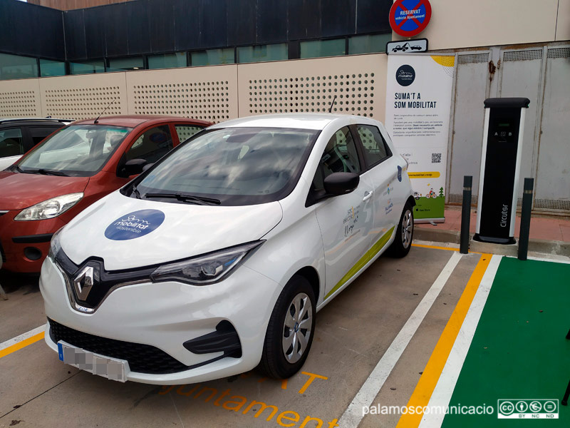 El vehicle elèctric compartit té la seva base al carrer de la Mercè, a tocar de la Biblioteca Lluís Barceló i Bou.