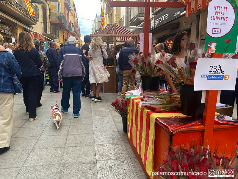 El carrer Major de Palamós durant la Diada de Sant Jordi de l'any passat.