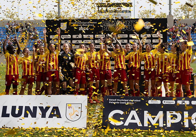 Les jugadores de la selecció catalana femenina de futbol, guanyadores del partit amistós enfront el Paraguai. (Foto: fcf.cat).