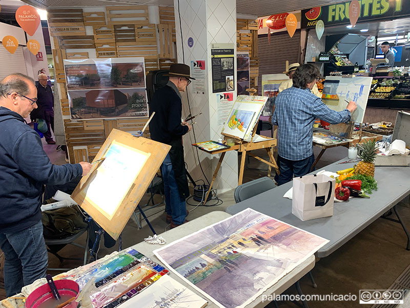 Martí Colls, Pere Coll, Joan Sarquella i Joaquim Comes, pintant avui al Mercat Municipal de Palamós.