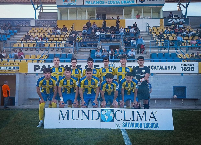 L'onze inicial del Palamós CF davant la UE Sants. (Foto: Palamós CF - Laura Heras)