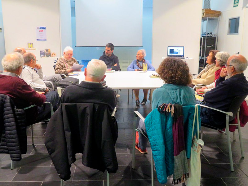 Imatge d'arxiu del Club de Poesia de la Biblioteca de Palamós. (Foto: Biblioteca Lluís Barceló i Bou).