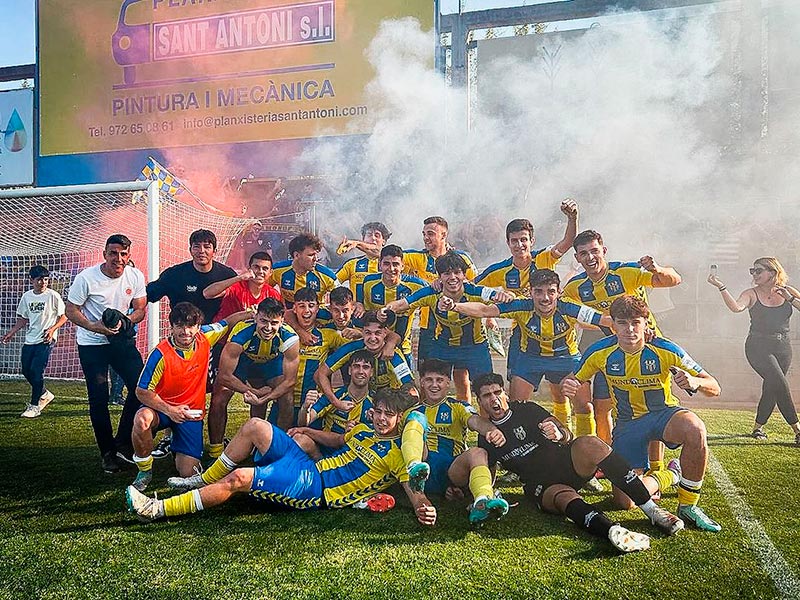 Celebració dels jugadors del Palamós amb l'afició després de la golejada d'aquest dissabte al Sants. (Foto: Palamós CF - Laura Heras).