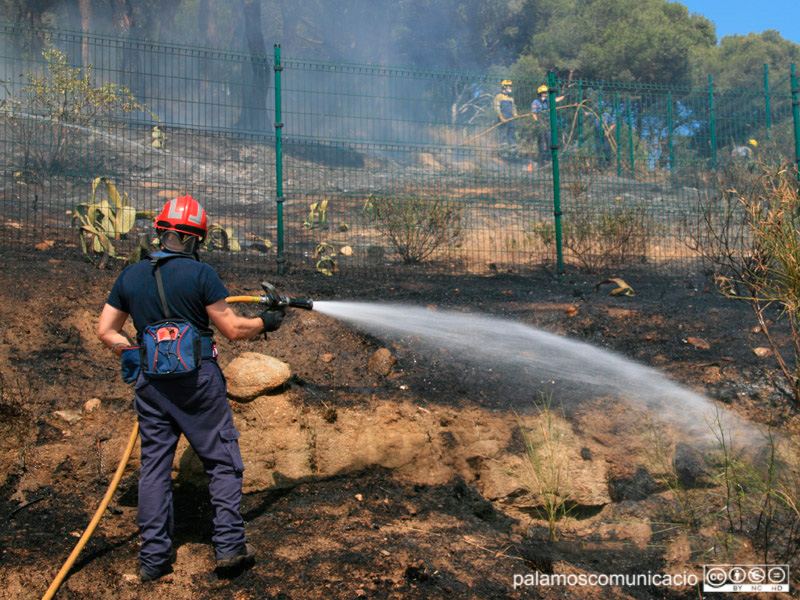 Imatge d'arxiu dels bombers treballant per apagar un foc a Palamós.