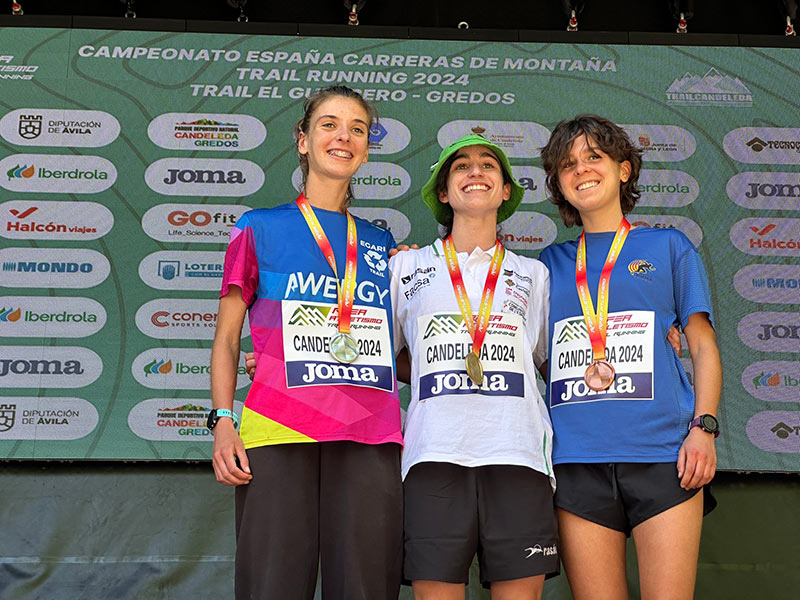 Blanca Batlle, a la dreta, bronze sub23 en el Campionat d'Espanya de curses de muntanya de Candeleda. (Foto: AA Palamós).