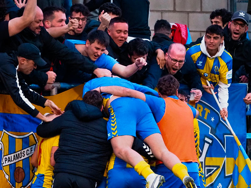 Jugadors i afició celebren un dels gols d'aquesta temporada. (Foto: Palamós CF - Laura Heras).