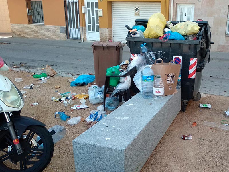 Escombraries escampades al costat d'un contenidor al carrer del Pedró, aquest passat dilluns. (Foto: Carmen Tubert).