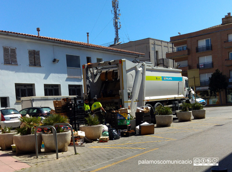 Recollida d'escombraries a la zona del Mercat Municipal, en una imatge d'arxiu.