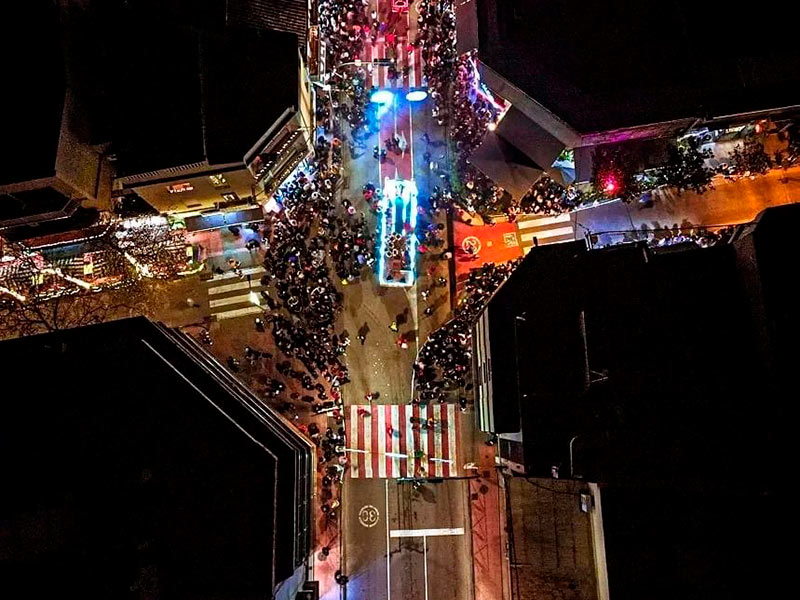 Prova pilot de la Policia Local amb un dron durant la cavalcada de reis de l'any passat. (Foto: Ajuntament de Palamós).