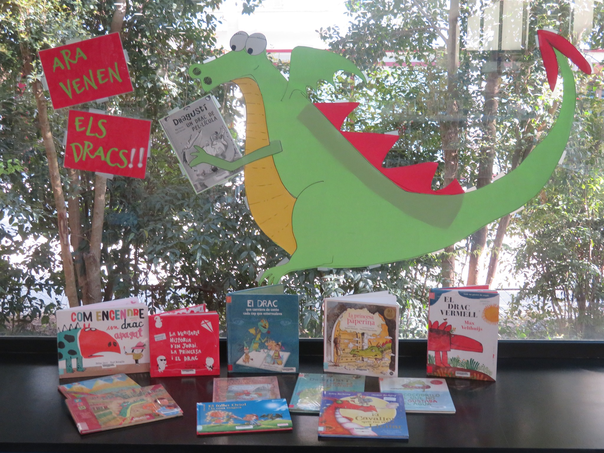 Avui es fa la revetlla de Sant Jordi a la biblioteca. (Foto: Biblioteca Lluís Barceló i Bou).
