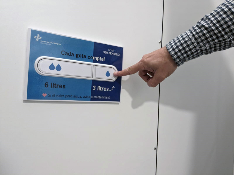 Senyalització en un lavabo de l'hospital recomenant la mitja descarrega per estalviar aigua. (Foto: SSIBE).