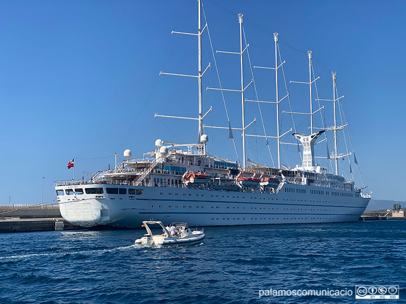 El creuer Wind Surf en una anterior estada al port de Palamós.