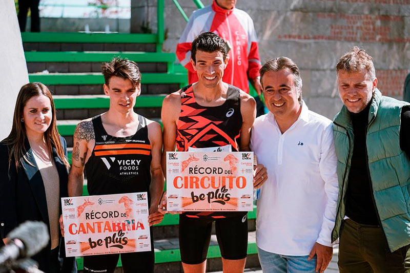 Adel Mechaal, al centre de la imatge, després de guanyar la prova dels 10 quilòmetres de El Pendo. (Foto: instagram.com/adel.mechaal).