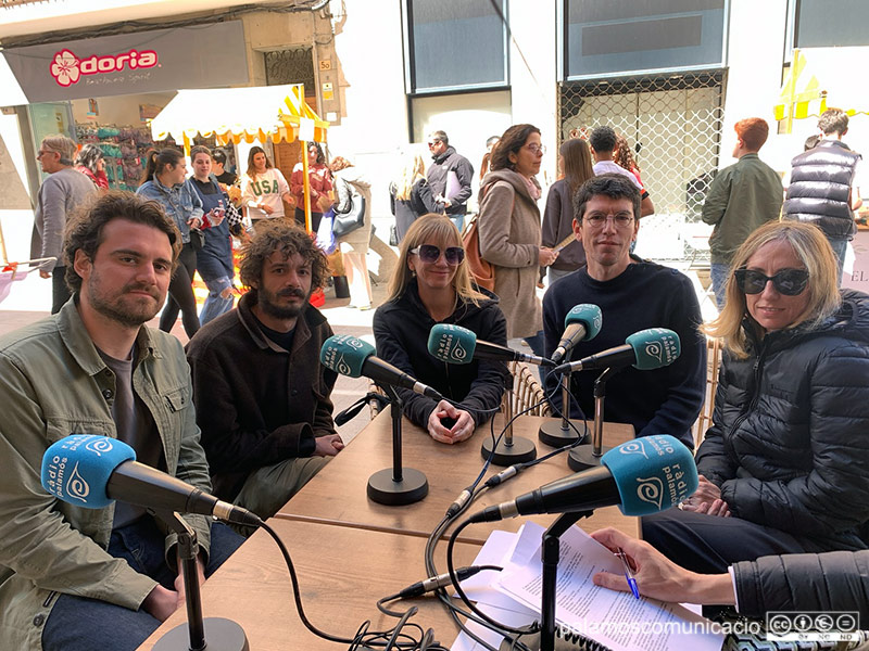 Nicolás Gaviria, director de la Residència Literària Finestres, a l'esquerra, acompanyat per quatre dels residents, avui a l'especial de Sant Jordi. 