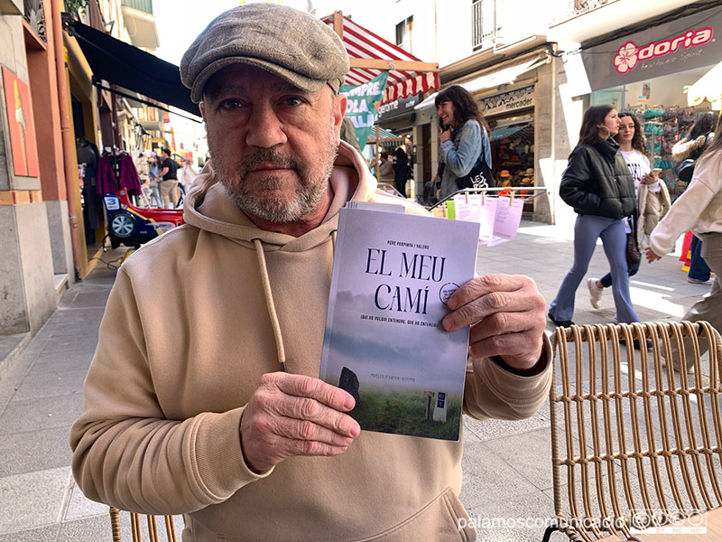 El palamosí Pere Perpinyà amb el seu darrer llibre, 